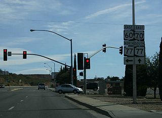 SR 77 continues east on US 70, then branches south to reach Oracle and Tucson. Traffic on US 60 and SR 77 north should use the left lane.